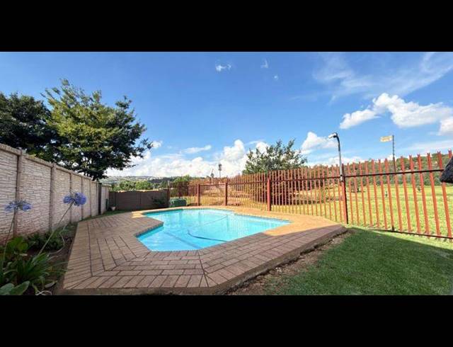 2 BEDROOM TOWNHOUSE FOR SALE IN GLENVISTA